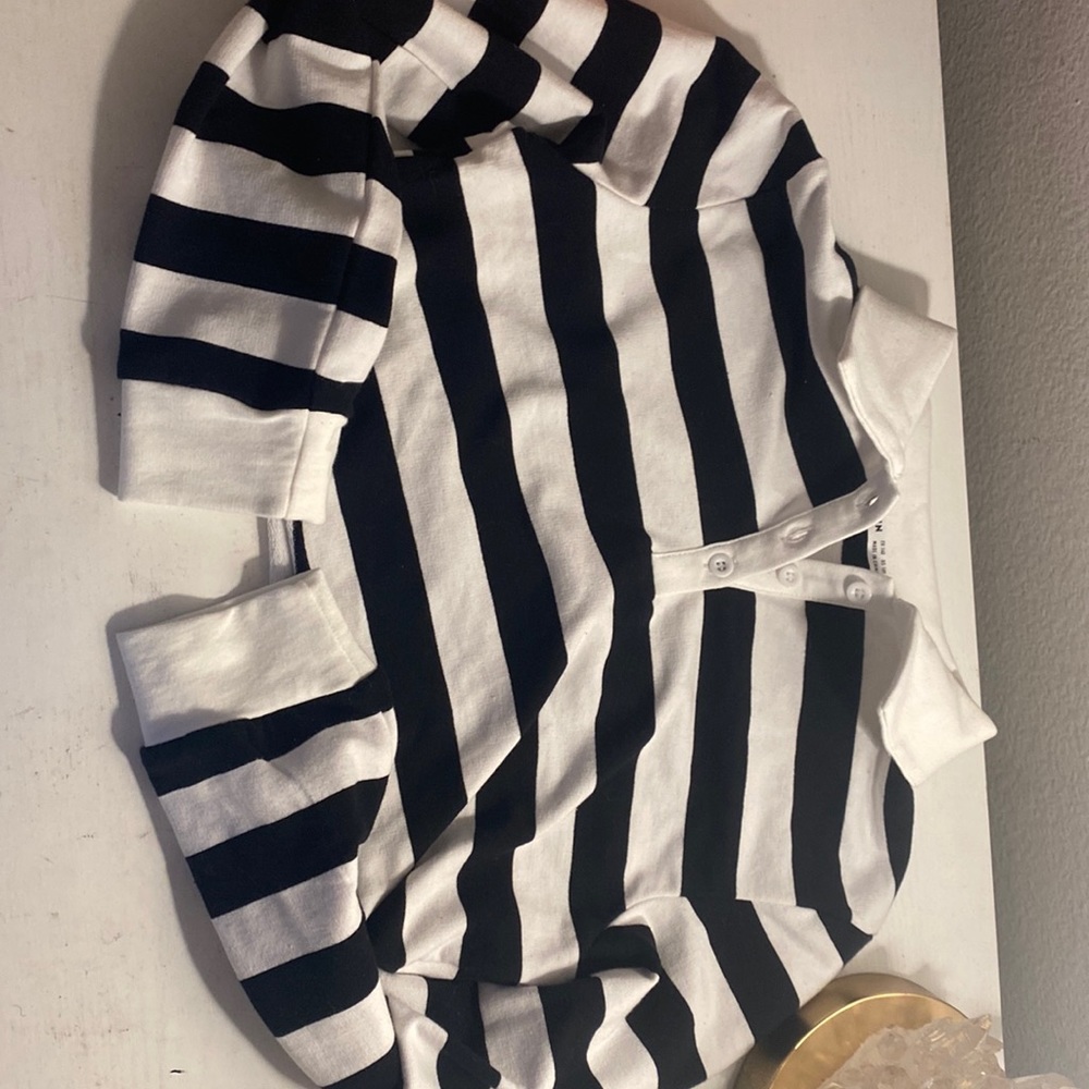 Cropped long sleeved shirt. Super cute with collar